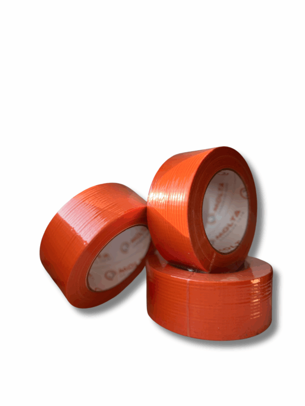 Pomarańczowa taśma tynkarska do zabezpieczania powierzchni podczas prac remontowych i budowlanych.